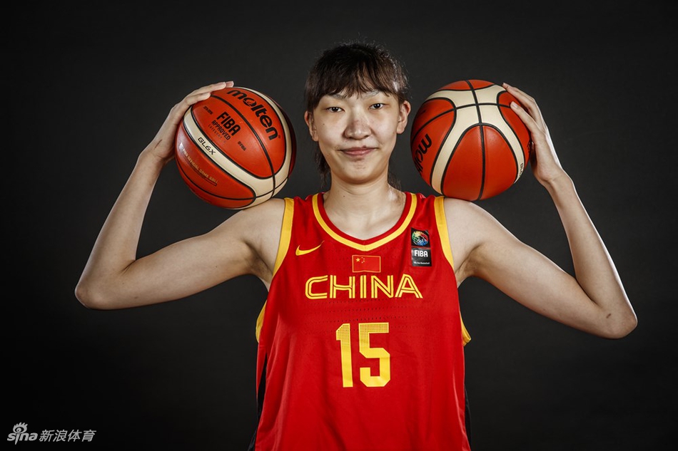 队长邵婷在镜头前展露自信从容的微笑，眼神中透露出老将的沉稳与带领队伍前进的坚定决心。