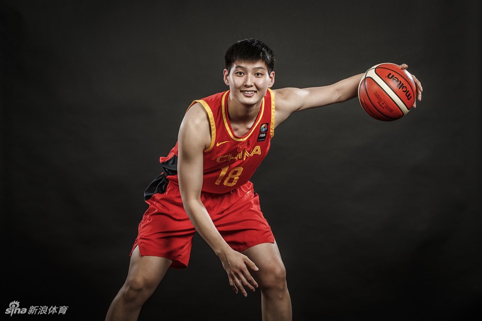 小个子大能量的后卫李缘在定妆照中笑得灿烂又自信，古灵精怪的笑容里藏着掌控全场的大心脏。