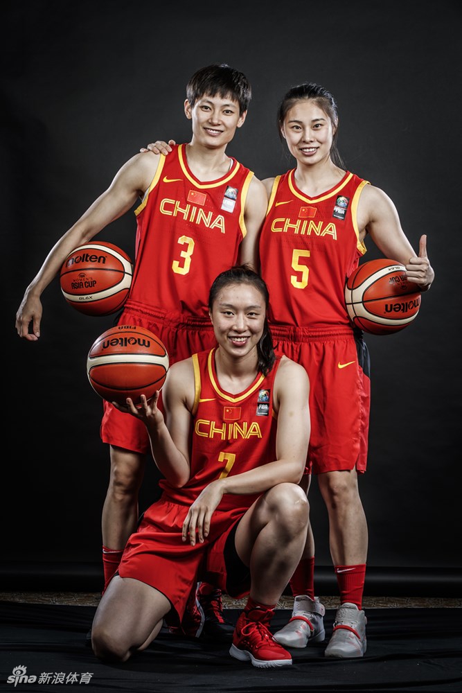 从WNBA归来的中锋韩旭在定妆照中微笑，高挑的身材配上温暖的笑容，她是中国女篮内线最可靠的屏障。