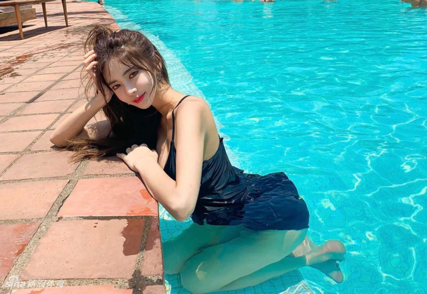 阳光明媚的午后，网红达人坐在泳池台阶上，双腿轻轻划动水面，水花四溅中她的笑容格外灿烂，健康活力的气息扑面而来。