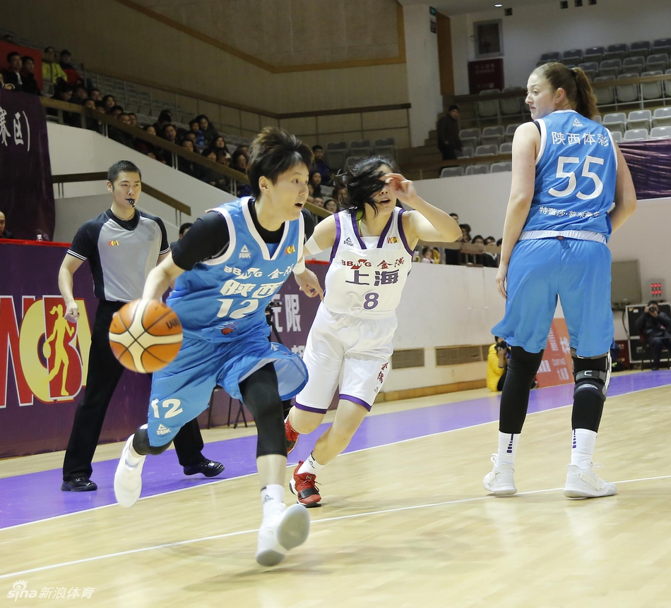 赛场上的激烈对抗瞬间,两队球员为了争抢一个地板球奋不顾身地扑倒在地,篮球在人群中翻滚,彰显着女篮姑娘们永不放弃的拼搏精神。