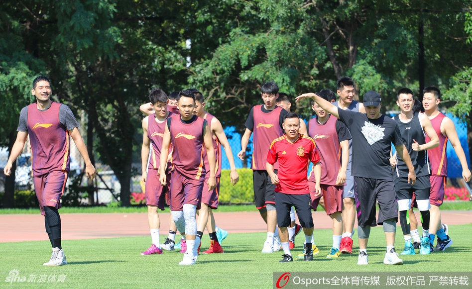 辽宁男篮的球员们围在一起争抢头球，大家的表情既认真又放松，这堂别开生面的足球训练课让每个人都乐在其中。