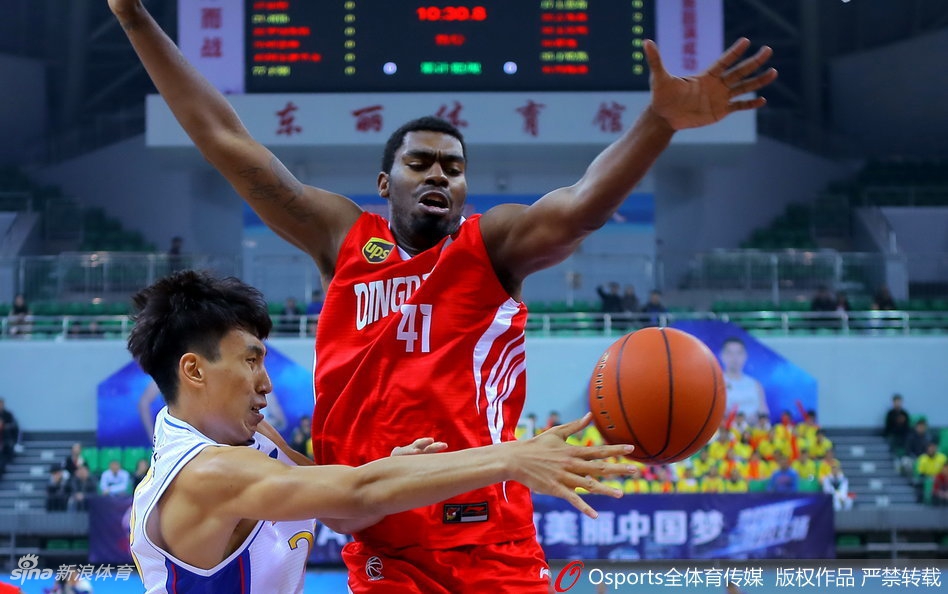 天津队外援罗切斯特在青岛队严密防守下依然冷静出手，篮球划出一道优美的弧线直坠网窝。