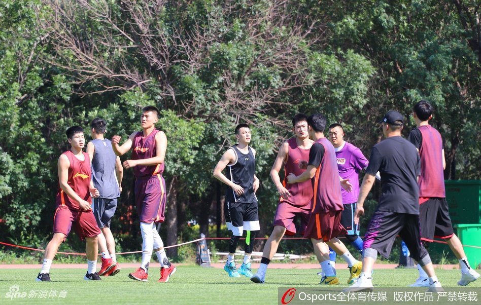 杨鸣在边路带球突破，虽然穿着篮球鞋，但脚下步伐依然灵活，防守他的小队员全力跟防，试图阻挡这位独中五元的射手。