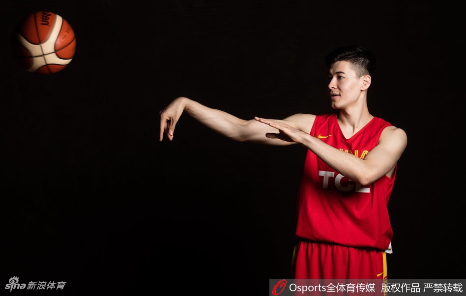 丁彦雨航身着篮网队训练服，在场上运球推进。尽管膝伤让他最终无缘夏季联赛，但他在训练中的每一次突破和变向，都透露出不屈的斗志和对赛场的无限留恋。