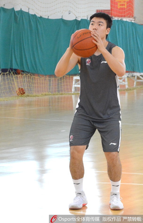 张春军眼神坚毅专注训练，汗水挥洒诠释核心价值