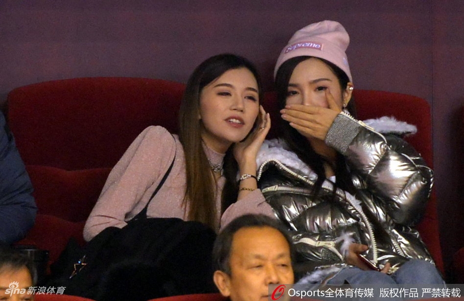 在人潮涌动的看台上，她安静地坐着，喧嚣的背景仿佛被虚化，只有她清晰得如同画中人