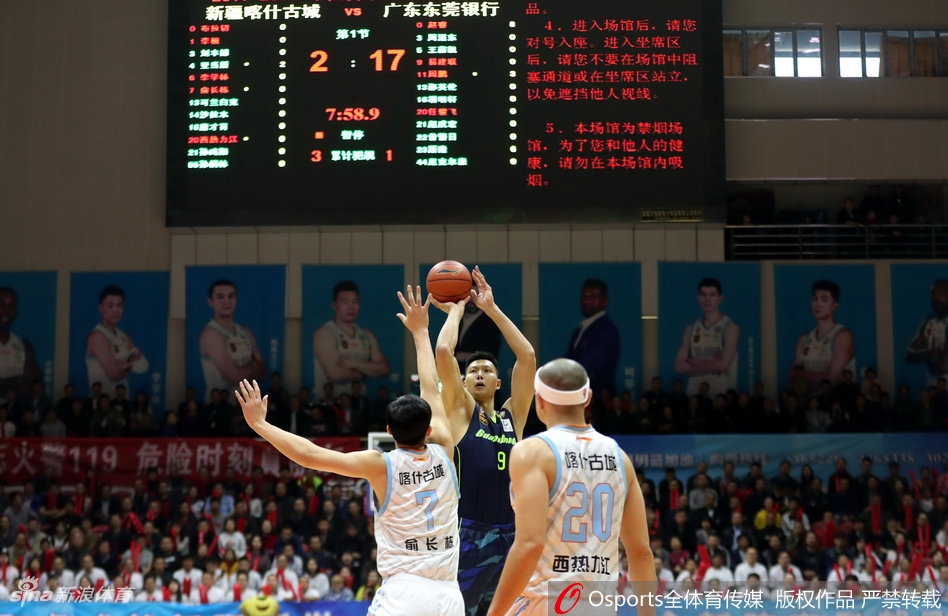 广东外援尼克尔森面对布拉切防守高举高打，柔和的手感让皮球稳稳空心入网