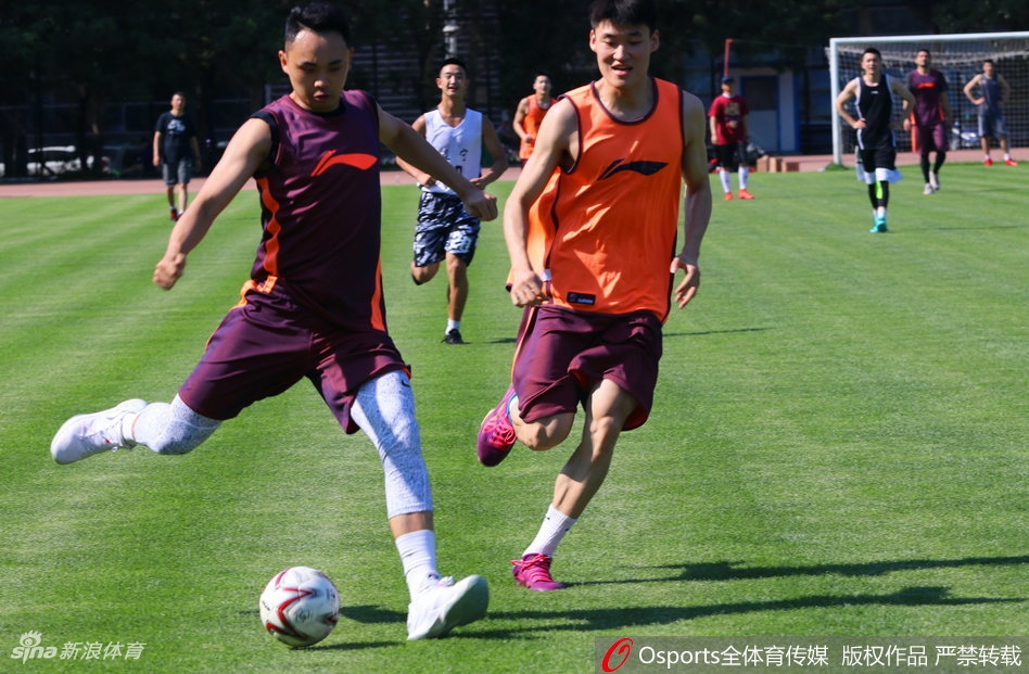 杨鸣带球突破后冷静推射，皮球应声入网，门将望尘莫及，场边的队友已经准备好为他欢呼这第五个进球。