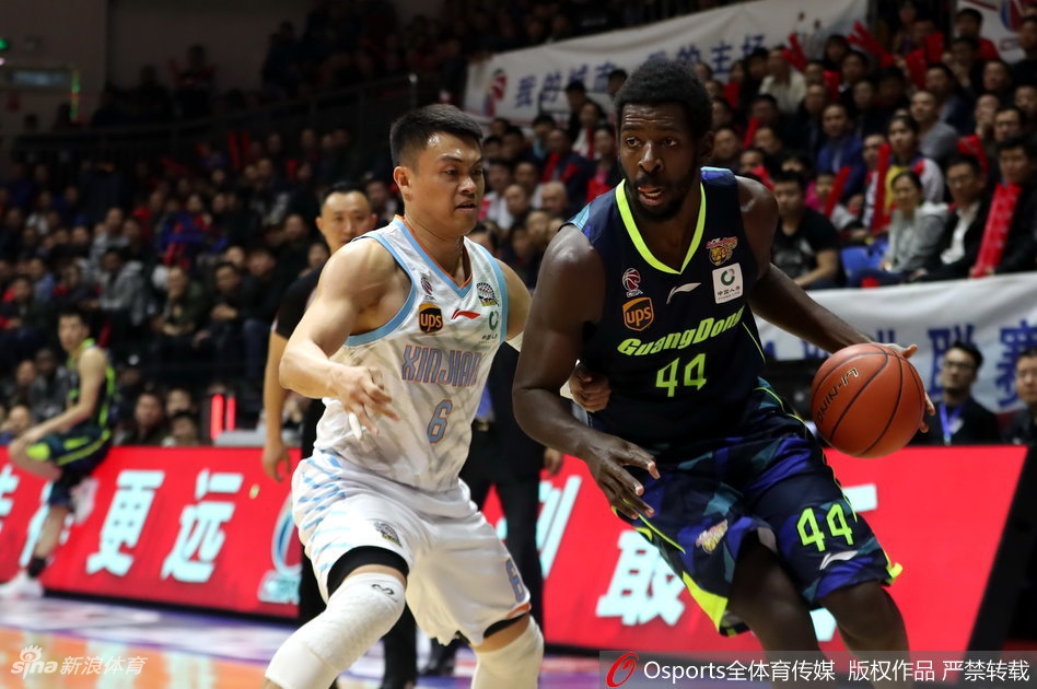 赵睿在命中关键三分后振臂怒吼，年轻的面庞上写满了对胜利的渴望与霸气