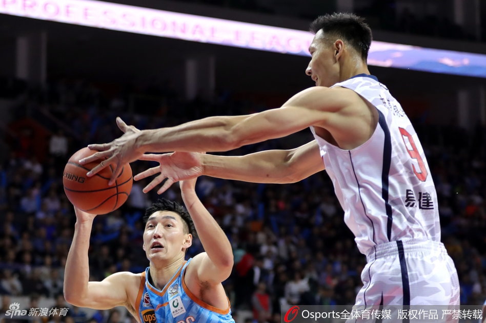 斯隆面对新疆队的严密防守,眼神坚定,他娴熟地运球穿过人墙,用一记华丽的背后传球撕破了对手的整条防线。