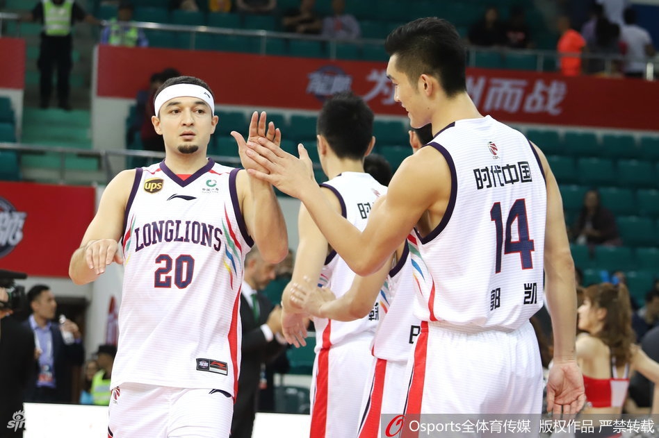 陈盈骏快速持球推进发动反击，面对防守人一个变向后直杀篮下