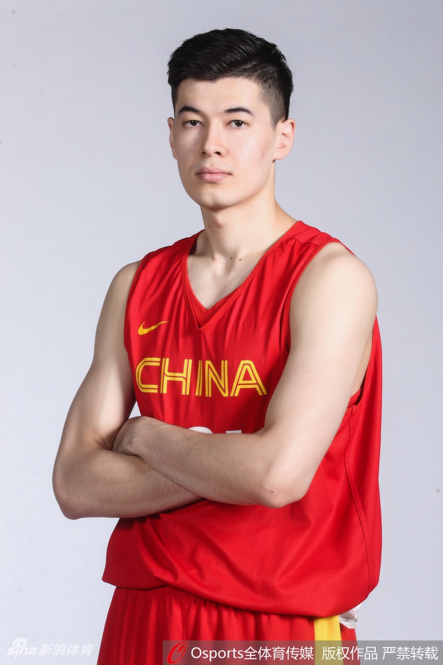 比赛结束后，周琦与队友击掌庆祝。虽然只是夏季联赛，但每一点进步都值得欣喜，他的脸上洋溢着自信的笑容，这笑容背后是无数个日夜的苦练与坚持。