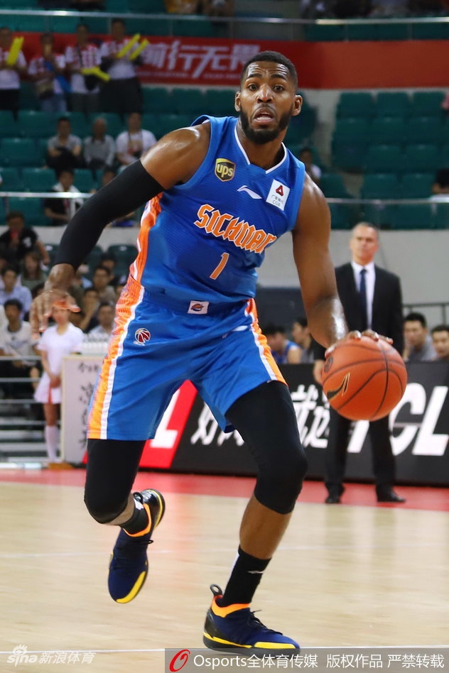 广州队外援斯贝茨低位背身单打，利用强壮的身体顶开防守后勾手投篮