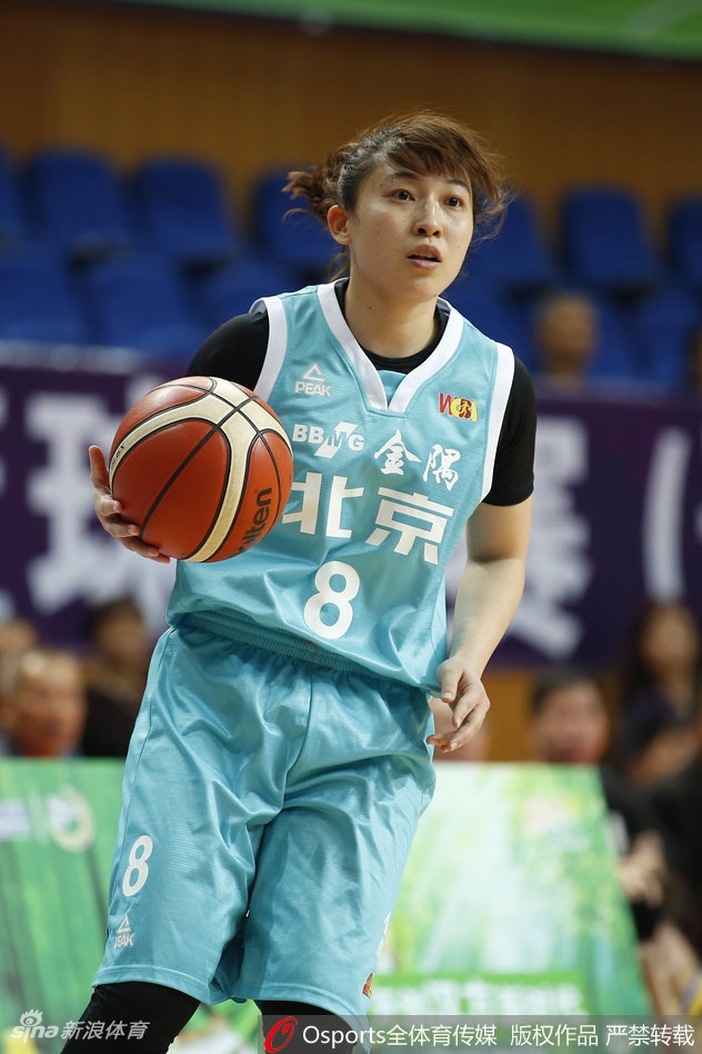 广东队核心李月汝在三人包夹下高高跃起，用指尖轻轻将球拨向队友的方向，她庞大的身躯在空中舒展，展现出与身材不符的柔和手感与细腻技术