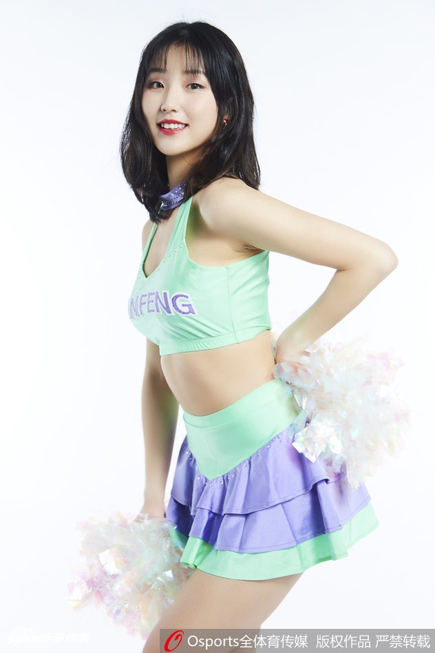 光影交错间，宝贝的回眸一笑百媚生，将东方女性的独特魅力展现得淋漓尽致