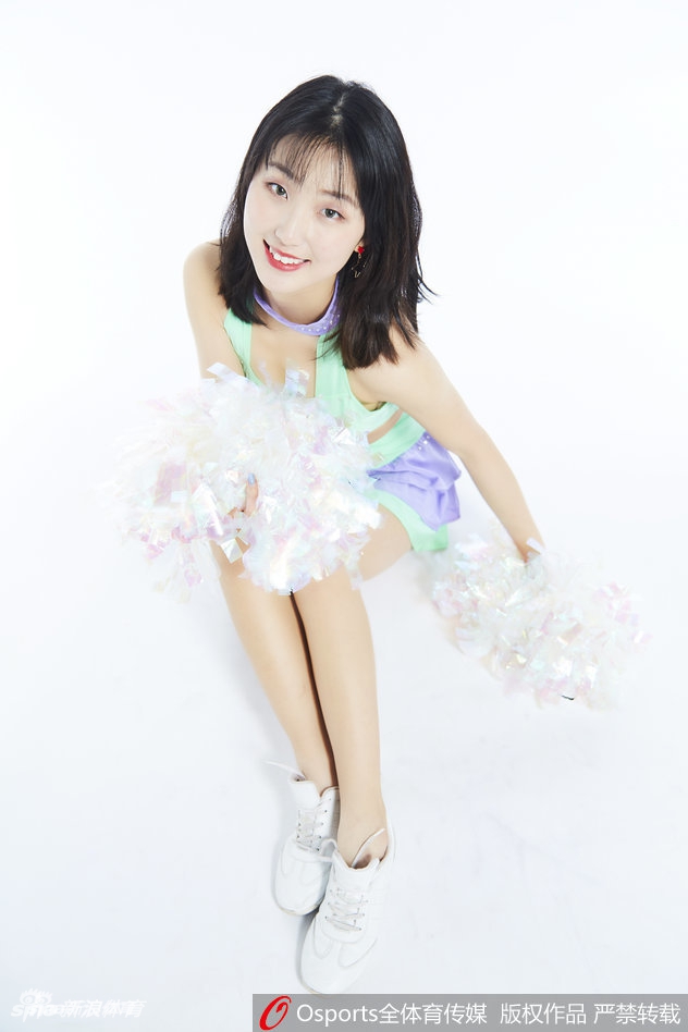 她自信地面对镜头，阳光洒在肩头，仿佛已为新赛季的征程积蓄了满满能量