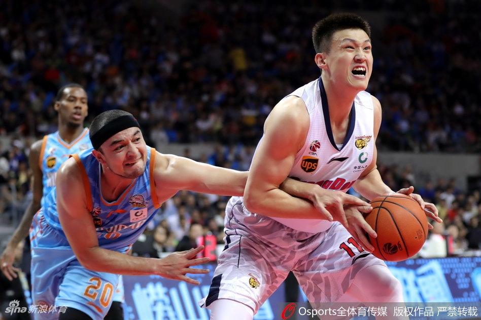 周鹏在快攻中接球,眼前空无一人,他像一架低空飞行的轰炸机,狠狠将球劈进篮筐,霸气十足的姿势让整个体育馆陷入疯狂。