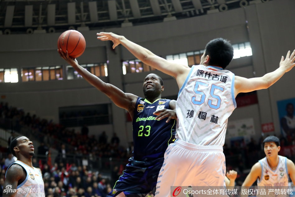 广东全队赛后围成一圈振臂高呼，庆祝晋级四强的喜悦洋溢在每个人的脸上