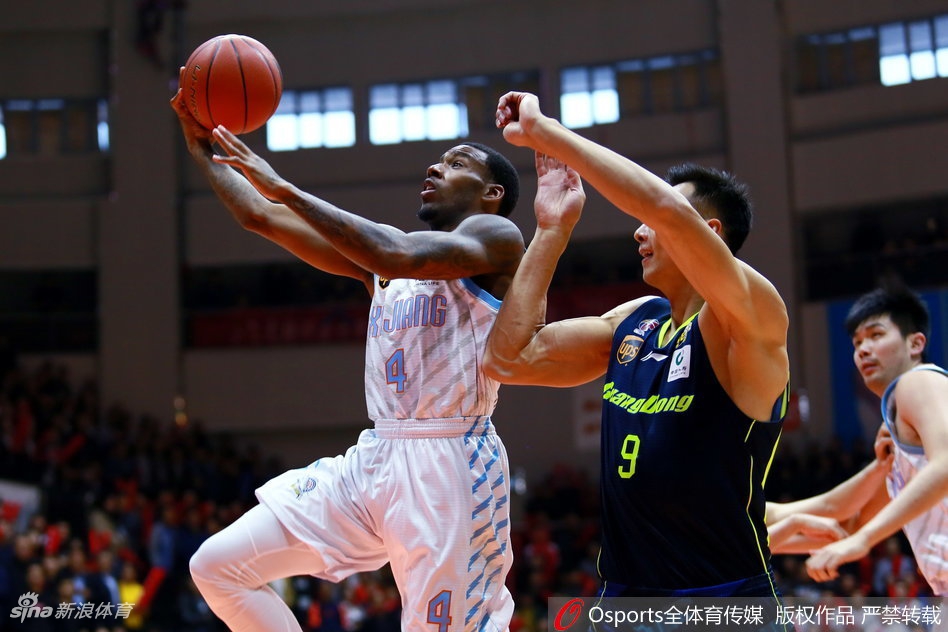 易建联在新疆队内线群中旱地拔葱，单臂补扣点燃全场，尽显篮下霸主本色