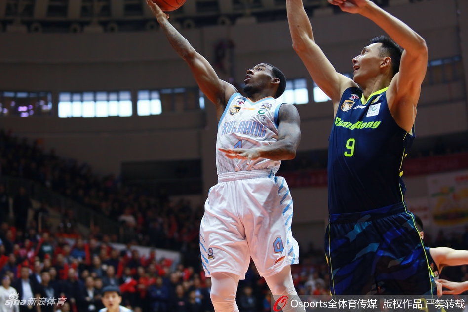 广东队斯隆在新疆队严密防守下强行突破，身形如电撕裂对手防线