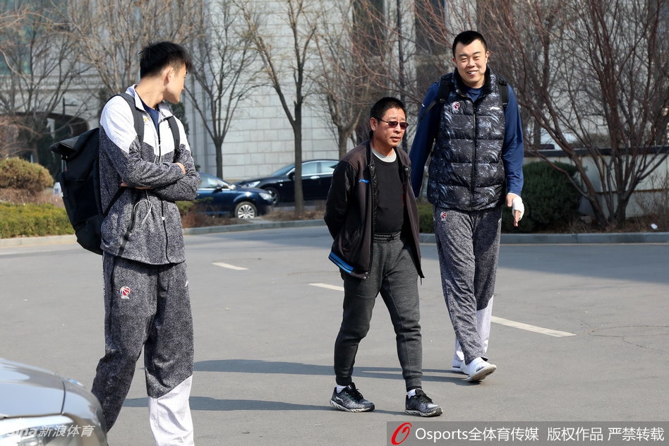 辽宁队的球员们排成一列，正在进行折返跑冲刺，他们的眼神坚定而专注，每一次呼吸都吞吐着对胜利的渴望。