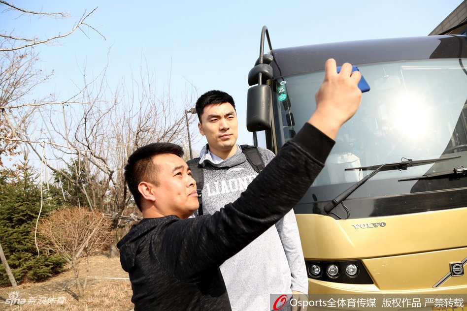 在沈阳的春日暖阳下，辽宁男篮的队员们正在进行战术演练，主帅在场边神情专注地指挥，空气中弥漫着大战前夕的紧张与期待。