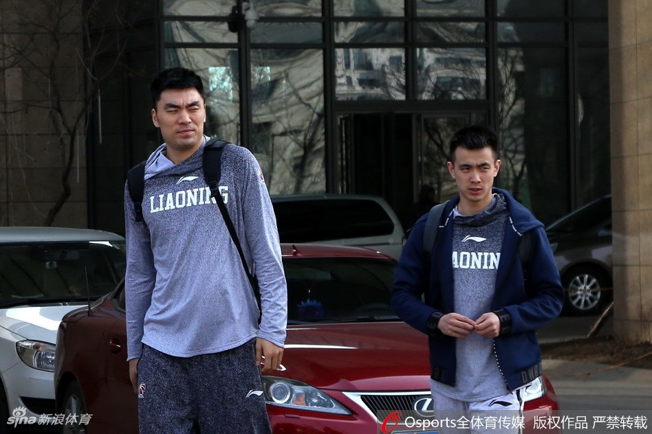 赵继伟在结束训练后，弯下腰身专注地为球迷签名，额头上还挂着未干的汗珠，但脸上的笑容却比阳光还要灿烂。