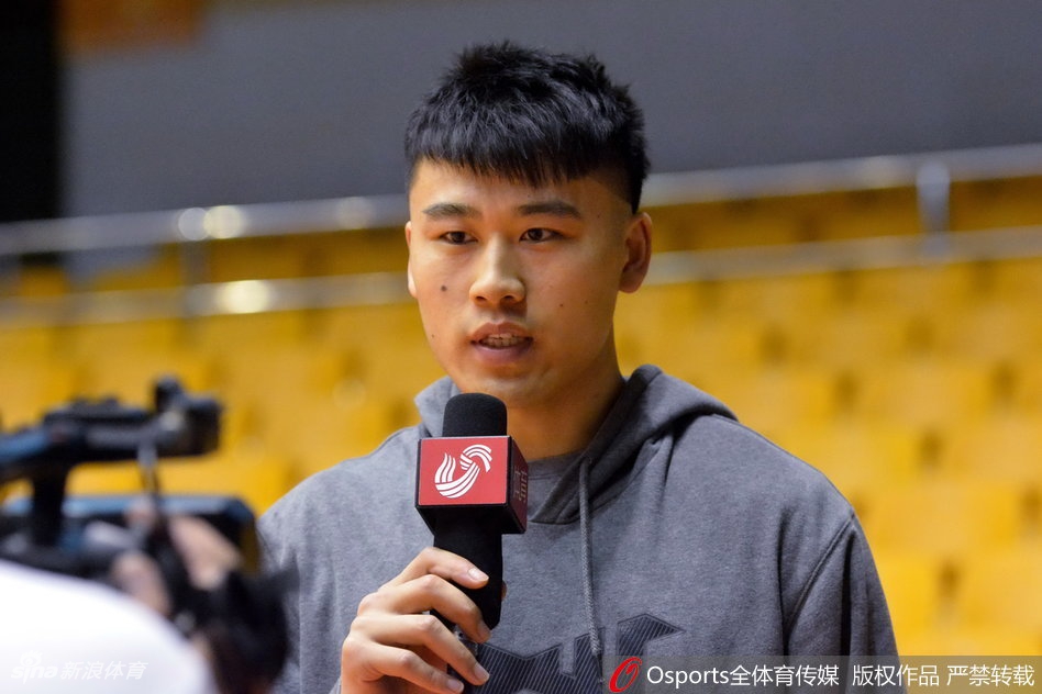 力量房内，队长睢冉正在进行核心力量训练，汗水浸湿了球衣，眼神中透露出与广厦队决一死战的坚定