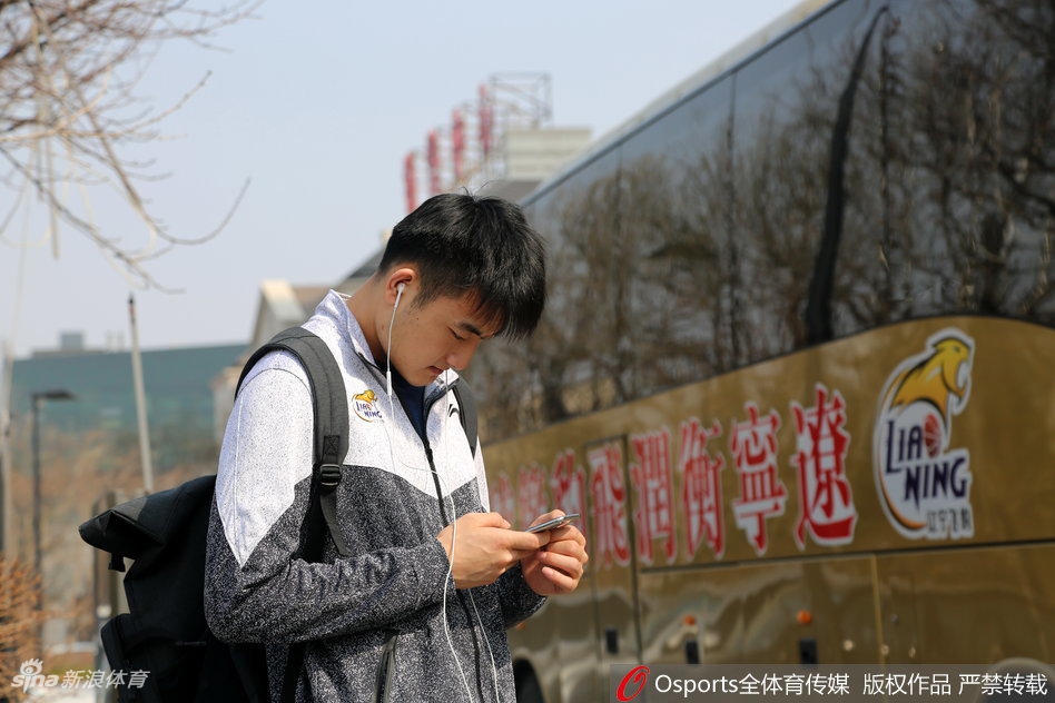 离开球馆前，赵继伟被一群小球迷团团围住，他一边走一边满足着孩子们的合影要求，那画面宛如一位亲切的大哥哥，温暖又治愈。