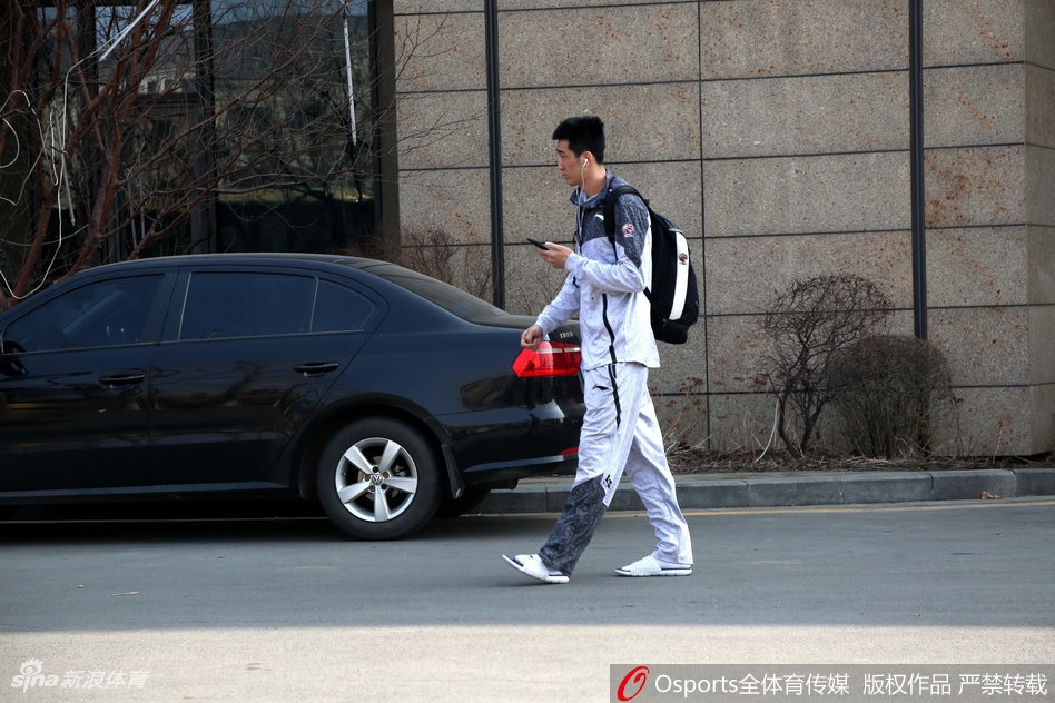 训练结束后，几位球员赤裸着上身，认真地做着肌肉拉伸放松，健硕的身材和专注的神情，是他们日复一日刻苦训练的最佳证明。