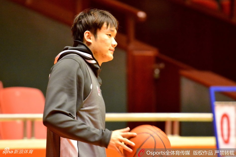 投篮训练环节，神射手李敬宇在三分线外张手命中，篮球划过一道完美的弧线，他是球队替补席上的重要得分点