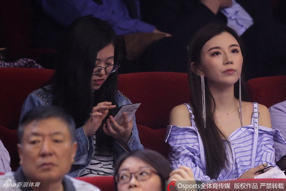 即使在人群中，她独特的气质也能让人一眼锁定，简单的穿搭在她身上显得格外高级