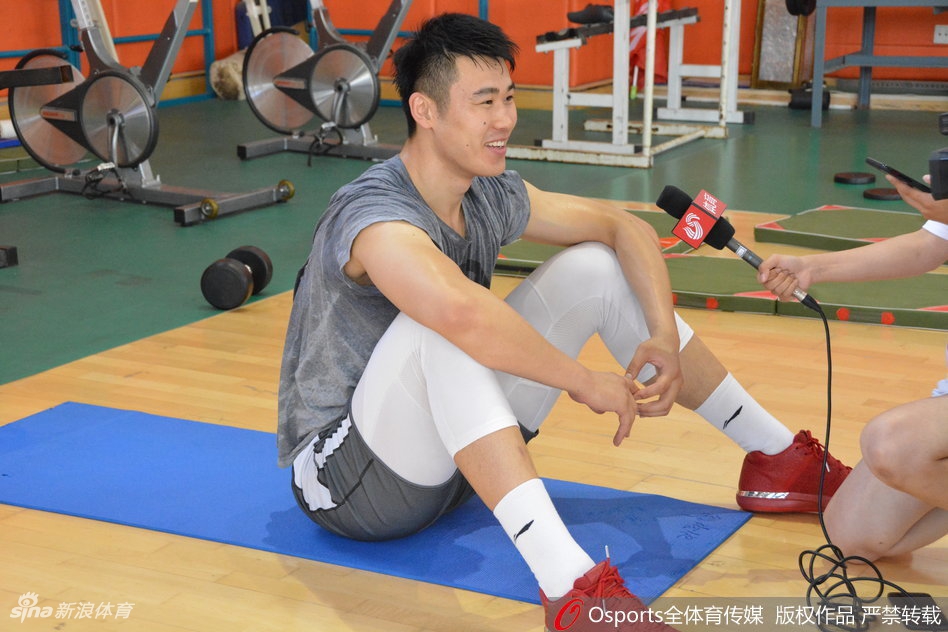 于明鑫篮下强攻展现青春力量，老将场边驻足指导薪火相传