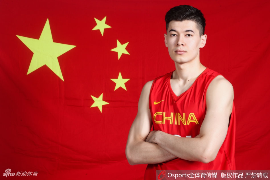 周琦在防守端大显神威，面对快船队球员的突破，他凭借惊人的臂展送出一记结结实实的大帽。篮球被扇飞的瞬间，全场沸腾，这是他防守威慑力的完美展现。