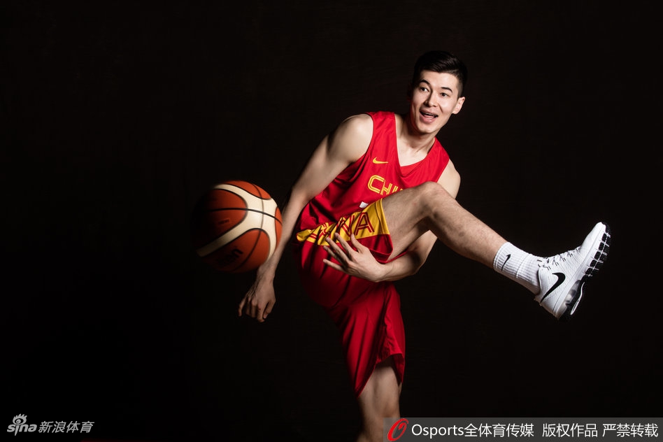 训练场上，阿不都沙拉木神情专注地进行着投篮练习，汗水浸湿了他的球衣。每一次出手都带着对更高舞台的渴望，灯光下的身影显得格外坚定。