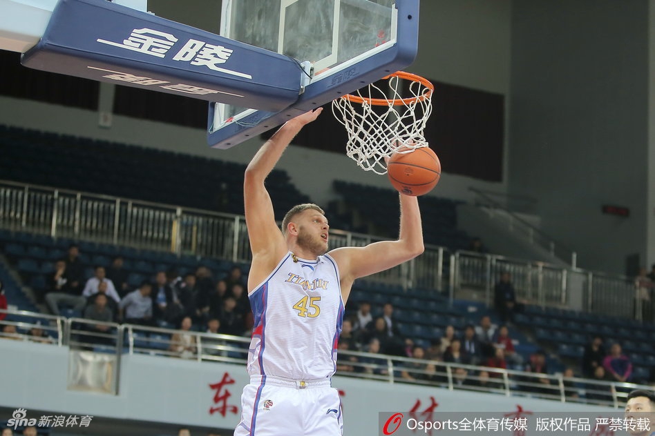 天津队核心罗切斯特面对防守人，如同灵蛇一般穿梭，用他标志性的突破抛投为球队稳住阵脚。