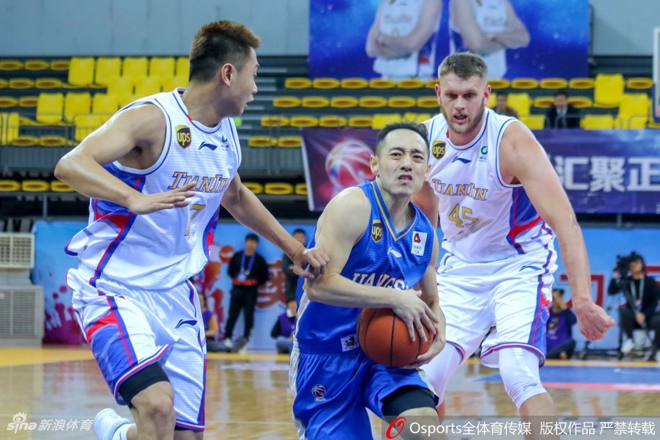 肯帝亚球员柳伟在天津队内线高举高打，柔和的手感让篮球划出一道完美的弧线飞向篮筐。