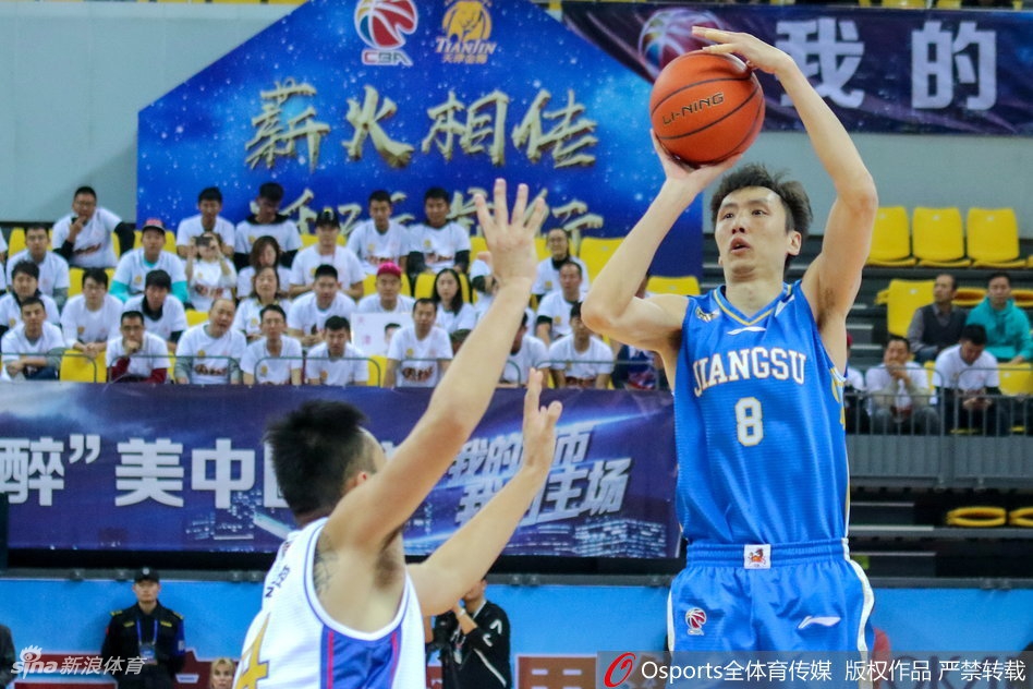 肯帝亚年轻后卫孙鑫持球加速突破，如利刃般撕开天津队的防线，展现了中国篮球新生代的冲劲。