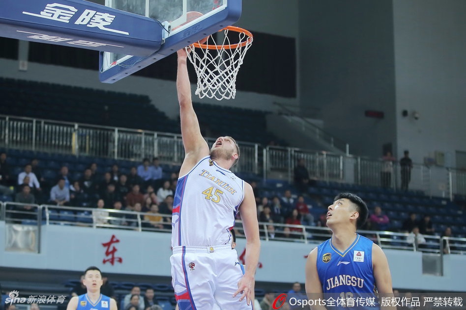 天津队年轻球员李荣培在比赛中奋勇拼抢，面对两人夹击依然将球牢牢控制在手中，斗志十足。