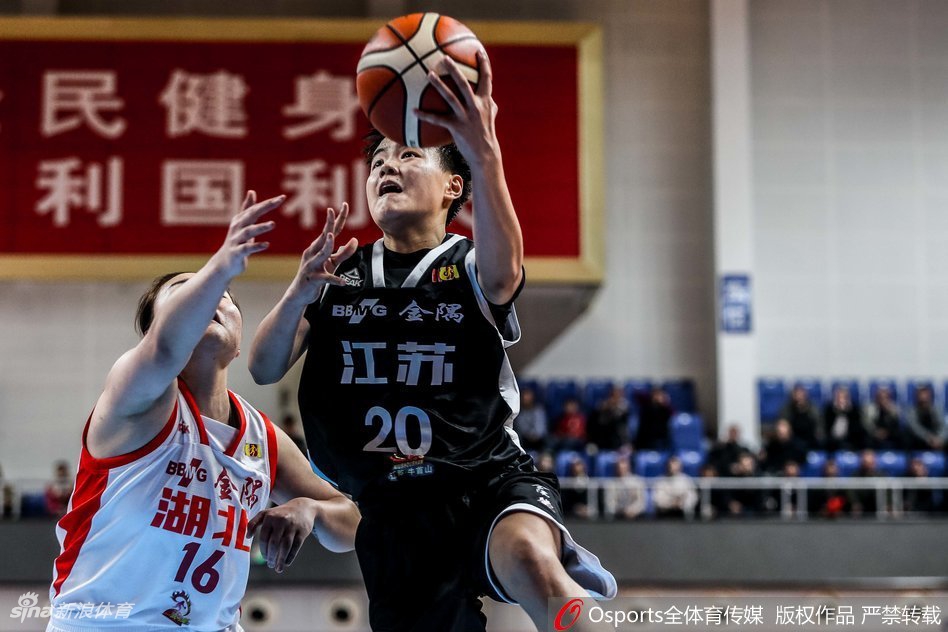 广东队后卫杨力维持球快速推进反击，她长发飘飘，身姿矫健如离弦之箭，对方防守球员只能在她身后奋力追赶，却望尘莫及