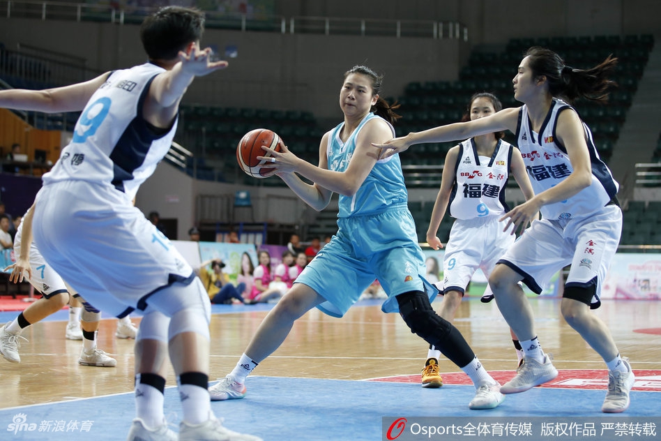 河北外援布里兰在倒地拼抢球权，她在地板上滑行依然死死将球抱在怀中，汗水早已浸透球衣，彰显着职业球员的顽强斗志