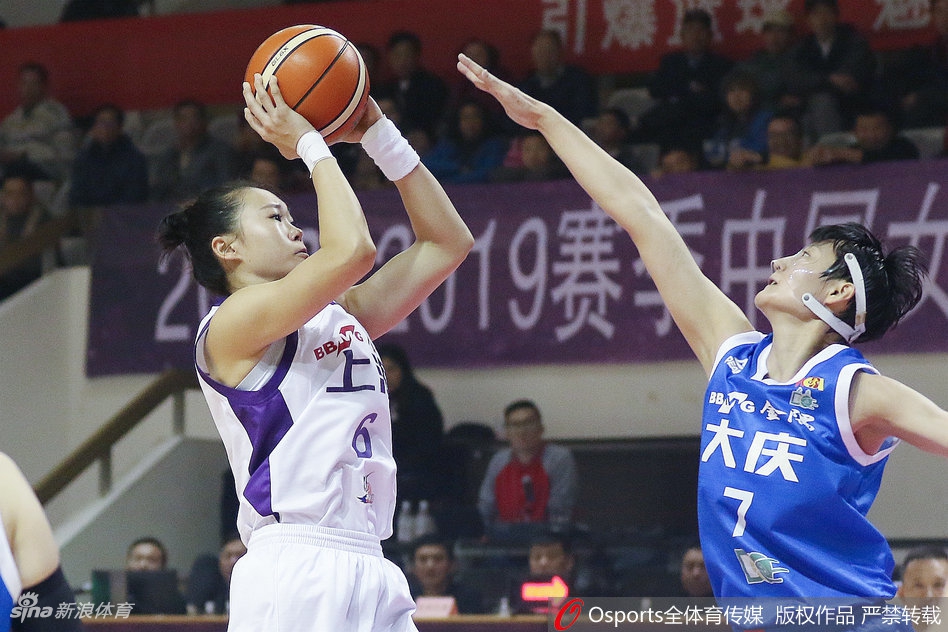 赛后，广东女篮全体队员围在场地中央，她们相拥在一起，笑容灿烂如花，背后是看台上久久不愿离去的球迷们高举的横幅，上面写着“粤战粤勇”四个大字