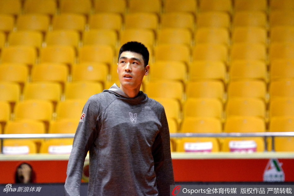 外援莫泰尤纳斯在篮下展现出柔和的手感，一次轻松的勾手投篮命中，他在内线的优势将是山东对抗广厦的法宝