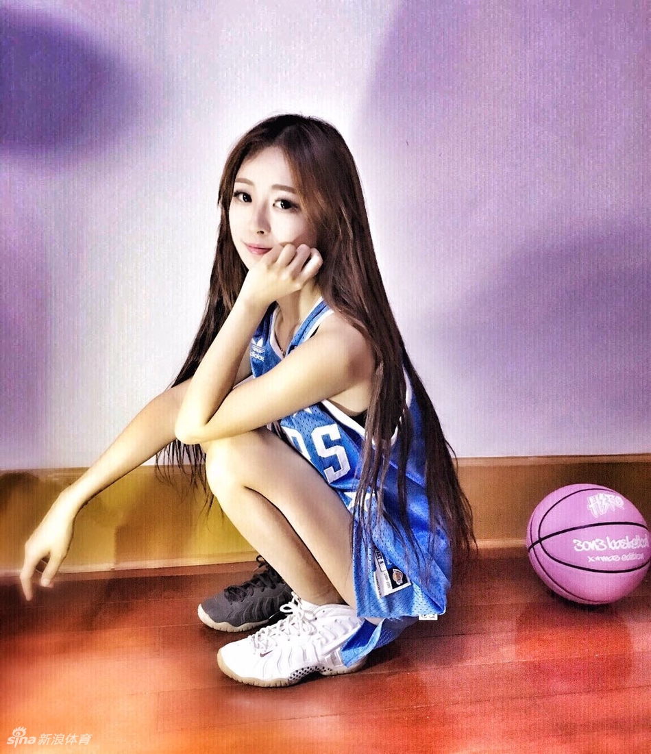 训练结束后，周雪收拾好篮球准备离开，回头看向镜头的瞬间被抓拍，眼神清澈，嘴角带着一丝若有若无的笑意，尽显清纯本色