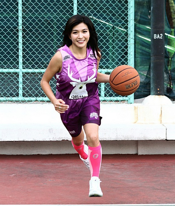 陈思圻身穿球衣,在室内篮球场边单手抓球,展现出专业球员般的专注神情与自信魅力