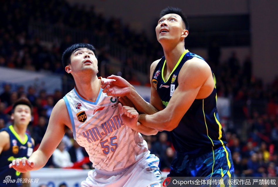 广东队赵睿抢断后如脱缰野马般飞速反击，新疆队西热力江奋力回追却难阻其势