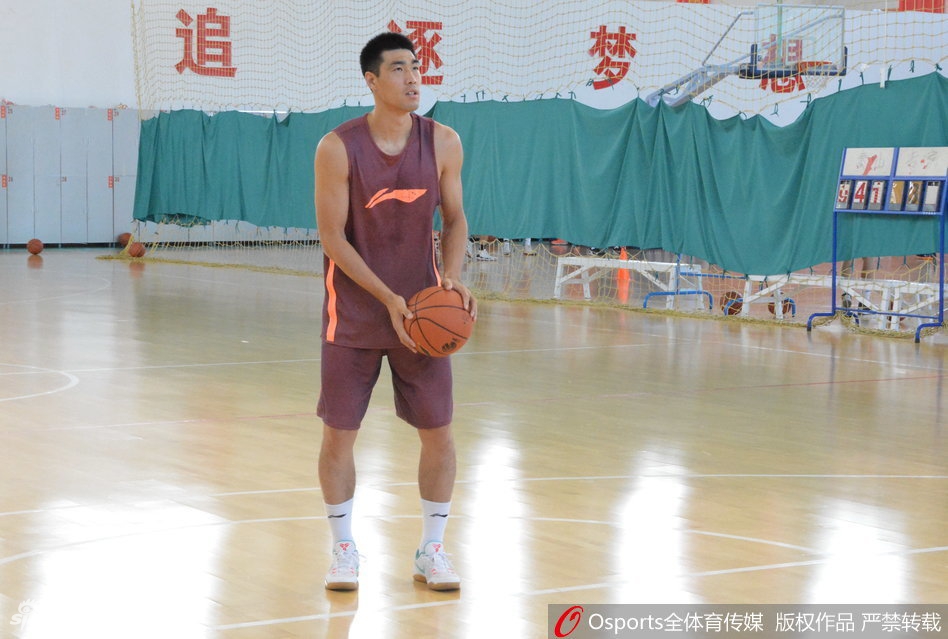 队员们登泰山祈福合影，泰山石刻见证球队众志成城