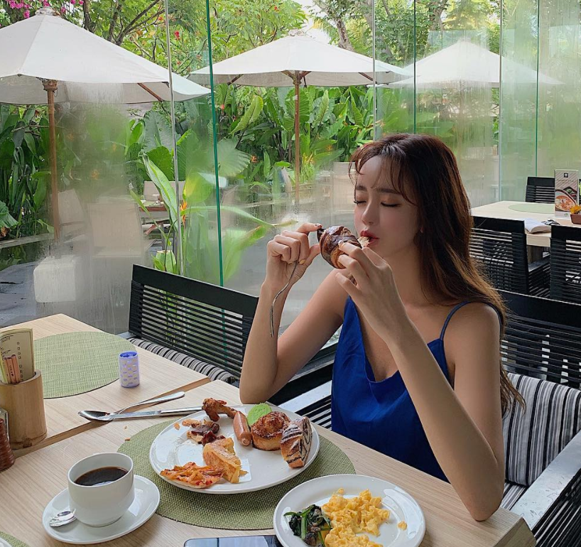 她漫步在街头，简单的白T恤和牛仔裤也挡不住出众的好身材，步履间尽显自信与洒脱，回头率十足。