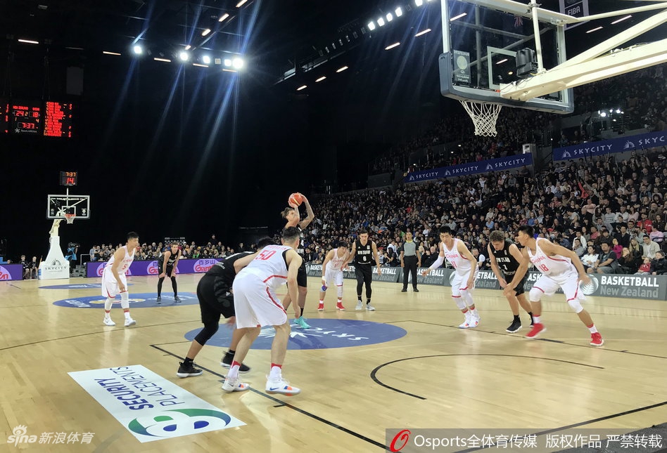 赛场边的观众席上，鲜艳的五星红旗格外醒目，中国球迷们神情专注地为远在客场的男篮健儿加油助威，成为球队最坚强的后盾。